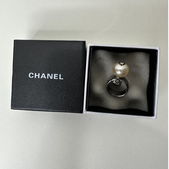Chanel Paris Silver Embossed Logo Pearl Crystal Heart Dangle Ring 6.5 - Picture 2 of 16